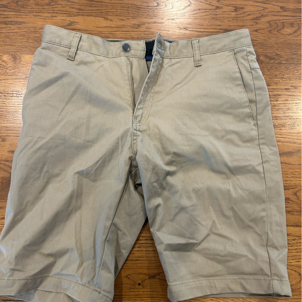 Volcom khaki shorts